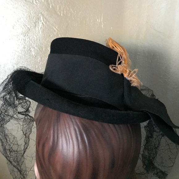 IMPOSING 1930S' BLACK FELT TILT FEDORA WITH GOLD OSTRICH FEATHER & INTACT VEIL - Picture 7 of 15